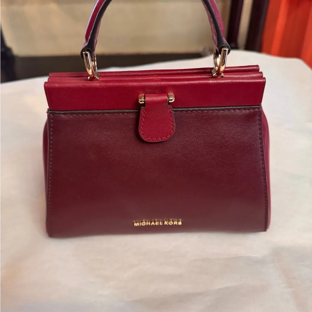 Elegant Michael Kors Handbag